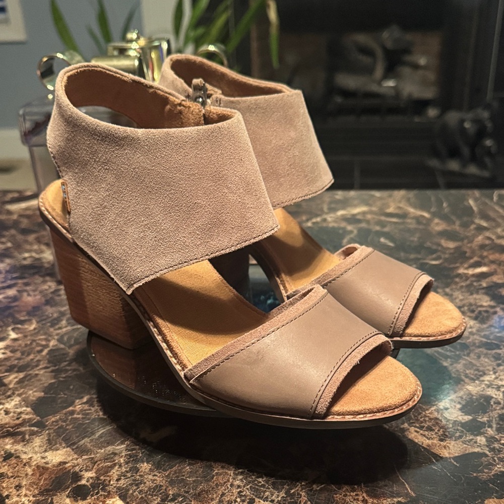 “SOLD” TOMS Women Majorca Taupe Cut Out Ankle Cuff Heeled Sandals - Size 8.5 - Picture 4 of 10
